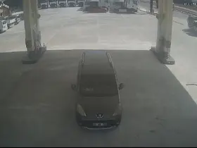 Kamyonet tadilatta olan benzinliğe uçtu
