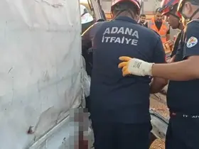 Kamyonet tıra arkadan çarptı: 2 ölü
