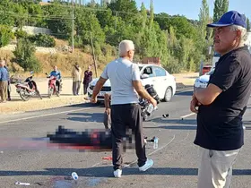 Kamyonete çarpan motosiklet sürücüsü hastanede kurtarılamadı
