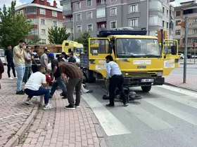 Kamyonetin altında kalan elektrikli bisiklette can pazarı: 3’ü çocuk 4 yaralı
