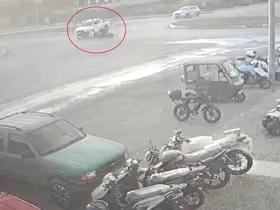 Kamyonetle çarpışıp motosikletiyle 25 metre sürüklendi, kask sayesinde hayata tutundu

