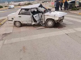 Kamyonetle otomobille çarpıştı: 3 yaralı
