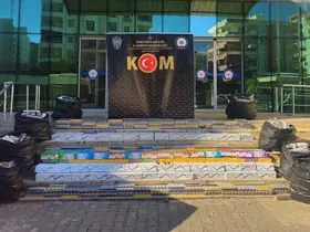 Kamyonetteki araç lastiklerinden 20 bin paket kaçak sigara çıktı
