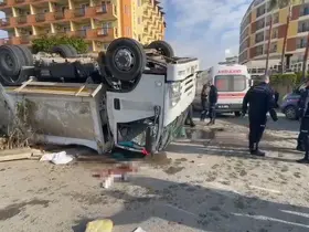 Kamyonun arkadan çarptığı çöp kamyonu devrildi: 1’i ağır 3 işçi yaralandı
