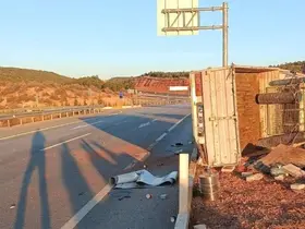 Kamyonun çarptığı kamyonet devrildi: 1 ölü, 1 yaralı
