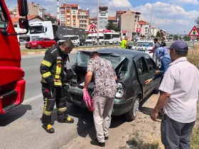 Kamyonun çarptığı otomobildeki 2 çocuk yaralandı
