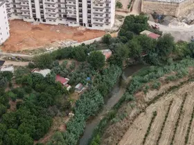 Kanalizasyonu akarsuya bağladılar, mahalle sakinleri sokağa çıkamıyor
