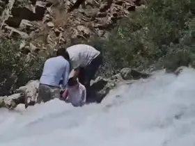 Kanispi Şelalesi’nde korku dolu anlar: Akıntının ortasında kalan çocuk son anda kurtarıldı
