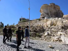 Kapadokya’da Kadıkalesi’nin bir bölümündeki kaya parçaları koptu
