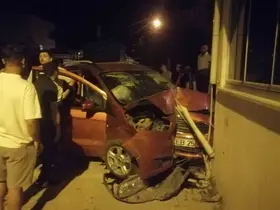Kapaklı’da alkollü sürücü bina duvarına çarptı: 2 yaralı
