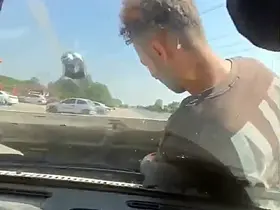 Kaput üzerinde giderek motoru kontrol ettiler

