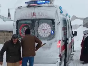 Kar engel tanımadı: Cihaza bağlı 7 yaşındaki Sinan hastaneye ulaştırıldı

