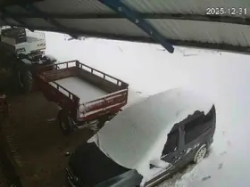 Kar kütlesini taşıyamayan çatı araçların üzerine çöktü

