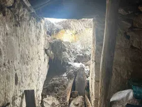 Kar nedeniyle ev ve ahır çöktü
