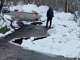 Kar yağışı sonrası mahalle yolu heyelana teslim oldu
