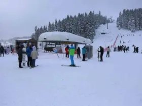 Kar yağışını fırsat bilen kayakçılar, Ilgaz Yurduntepe Kayak Merkezi’ne akın etti
