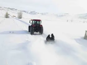 Kar yağışını fırsata çevirdiler, traktörün arkasında kayarak eğlendiler
