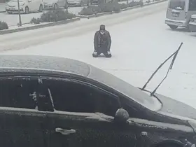 Kar yağışını görünce cadde ortasında secde etti
