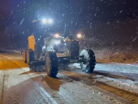 Karabük ve Safranbolu Belediyesi ekipleri kar küreme ve tuzlama çalışmalarını sürdürüyor
