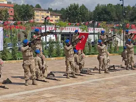 Karabük’te 30 Ağustos coşkusu: Komandoların gösterisi nefes kesti
