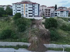 Karabük’te heyelan tehlikesi: Toprak kütlesi yola indi
