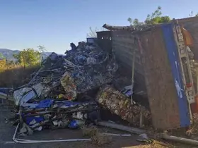 Karabük’te hurda yüklü tır devrildi: 1 yaralı
