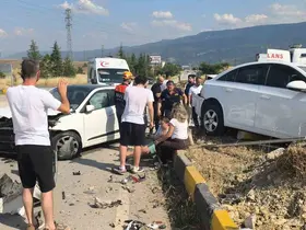 Karabük’te iki otomobil çarpıştı: 1’i ağır 7 yaralı
