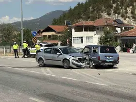 Karabük’te otomobiller çarpıştı: 2’si çocuk 6 yaralı
