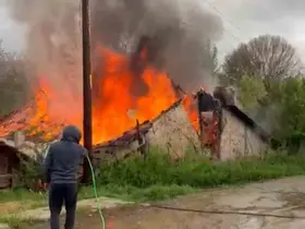 Karabük’te tek katlı ev çıkan yangında küle döndü
