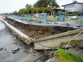 Karadeniz’de dev dalgalar sahili yıktı geçti

