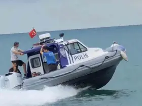 Karadeniz’in hırçın dalgaları arasında mahsur kalan yüzücüyü deniz polisi kurtardı
