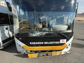 Karaman'da halk otobüsü ile okul servisi çarpıştı: 2 yaralı