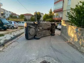 Karaman'da kaldırıma çarpan otomobil yan yattı