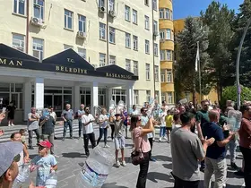 Karaman’da 3 gündür susuz kalan site sakinleri durumu belediye önünde protesto etti
