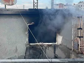 Karaman’da çatı katında yangın çıktı, vatandaşlar film izler gibi izledi