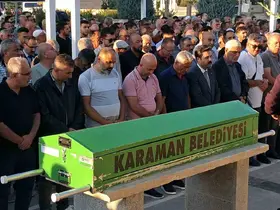 Karaman’da çöp kamyonundan düşen temizlik işçisi yaşam mücadelesini kaybetti
