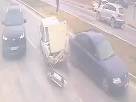 Karaman’da güvenlik kamerasına yansıyan kazada 1 kişi yaralandı
