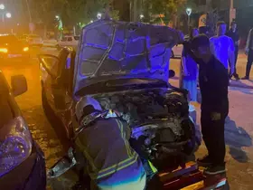 Karaman’da karşı şeride geçen pikap park halindeki 3 araca çarptı: 1 yaralı
