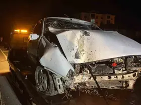 Karaman’da otomobil aydınlatma direğini devirdi: 1 yaralı

