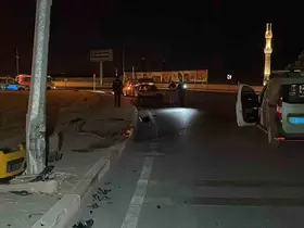 Karaman’da ticari taksi aydınlatma direğine çarptı
