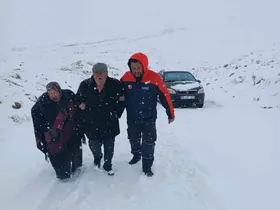 Karaman’da yolda kalan iki araçtaki 4 kişi kurtarıldı

