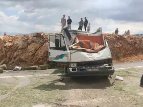 Karaman’da yonca balyası yüklü kamyonet devrildi: 1 ölü, 1 yaralı
