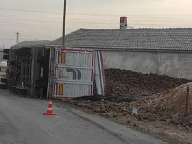 Karapınar’da pancar yüklü tır devrildi: 1 yaralı