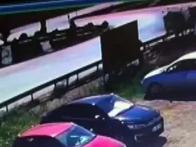 Karasu Belediyesi’ne ait araç ile otomobil kavşakta çarpıştı
