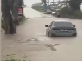 Karataş’ta sağanak hayatı felç etti: Yollar ve tarlalar göle döndü
