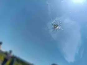 Karayolları yol kenarında ot biçerken fırlayan taş bir aracın ön camı çatlattı
