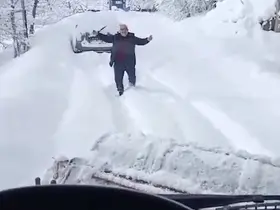 Kardan kapanan köy yolu açılınca oynadı
