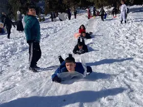 Karın tadını çocuklar çıkardı: Kimi leğenle kimi naylonla kaydı
