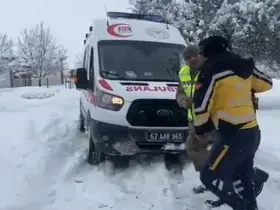 Karla kapanan köy yolunda zamanla yarış: Hasta sağlık ekiplerine ulaştırıldı
