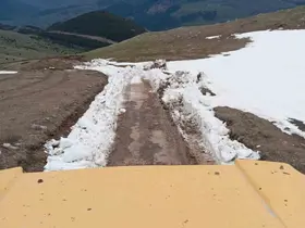 Karla kaplanan yayla yolunu belediye ekipleri açtı
